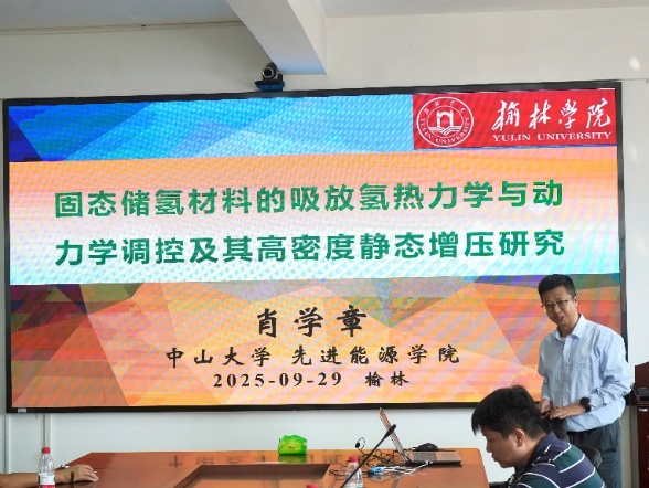 人的照片上写着字低可信度描述已自动生成